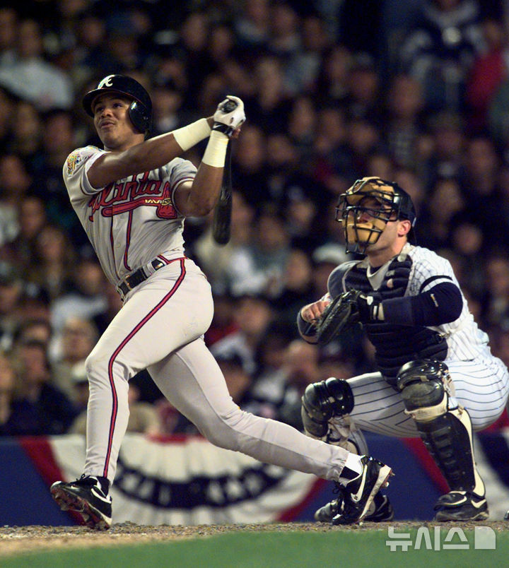 [뉴욕=AP/뉴시스] 앤드류 존스가 21일(한국 시간) 2026 메이저리그 명예의 전당에 헌액됐다. 사진은 지난 1996년 10월21일 뉴욕 양키스와의 월드시리즈에서 홈런을 치고 있는 존스의 모습. 2026.01.21.