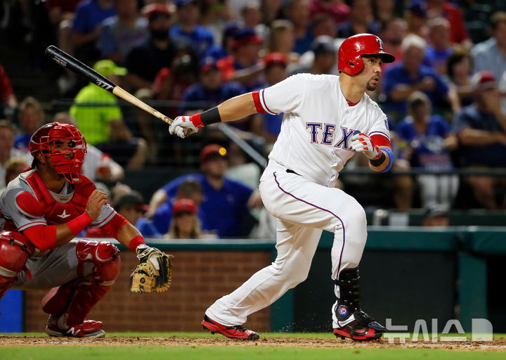 [텍사스=AP/뉴시스] 카를로스 벨트란이 21일(한국 시간) 2026 메이저리그 명예의 전당에 헌액됐다. 사진은 지난 2016년 9월22일 미국 텍사스 알링턴의 글로브라이프필드에서 열린 2016 MLB LA 에이절스와의 경기에서 5회 홈런을 치고 있는 모습. 2026.01.21.