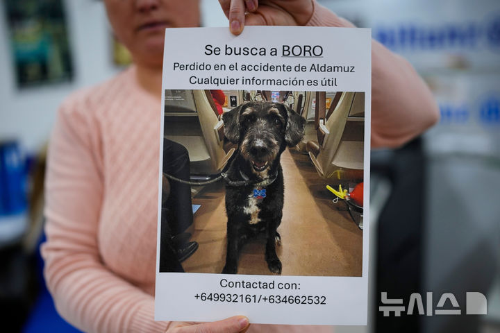 [스페인=AP/뉴시스] 스페인에서 연쇄 열차 충돌 사고로 최소 45명의 인명 피해가 발생한 가운데, 사고 직후 실종됐던 반려견이 나흘 만에 발견돼 가족 품에 안겼다.2026.01.23. 