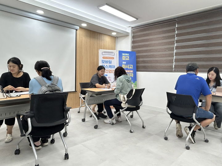 [진주=뉴시스]진주시, 모바일 헬스케어 중간점검.(사진=진주시 제공).2026.01.21.photo@newsis.com *재판매 및 DB 금지