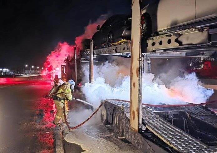[김천=뉴시스] 화물차 화재. (사진=경북소방본부 제공) 2026.01.21 photo@newsis.com *재판매 및 DB 금지