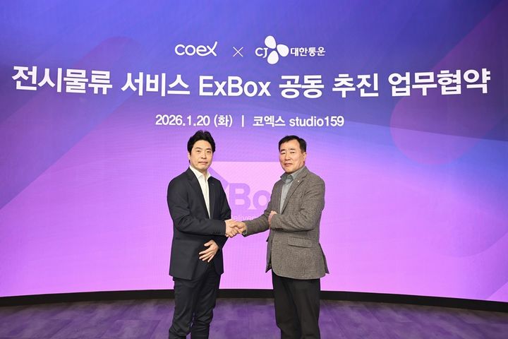 [서울=뉴시스] 지난 20일 서울 강남 코엑스에서 열린 전시물류 서비스 엑스박스(ExBox) 공동 추진 업무협약 행사에서 최갑주 CJ대한통운 더운반그룹장(오른쪽)과 김동욱 코엑스 베뉴사업본부장이 기념사진을 찍고 있다. (사진=CJ대한통운 제공) 2026.1.21. photo@newsis.com *재판매 및 DB 금지