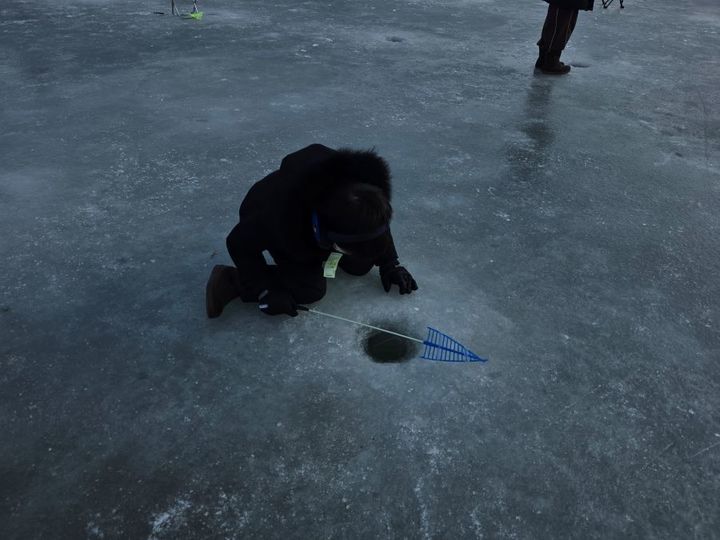 [춘천=뉴시스] 21일 강원특별자치도 재난안전대책본부는 강원 춘천 등 12개 시·군에 한파 경보가 발령된 가운데 철원이 영하 21.5도로 가장 추운 날씨를 보이고 있다고 밝혔다. 사진은 꽁꽁 언 홍천강. syi23@newsis.com *재판매 및 DB 금지