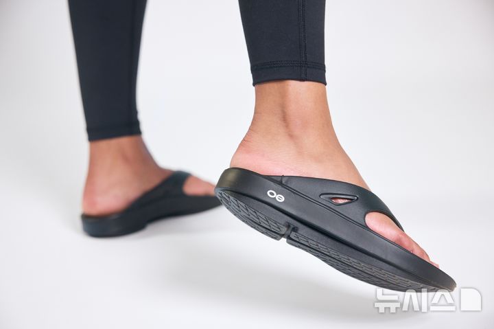 [서울=뉴시스] 생활문화기업 LF는 미국 리커버리 신발 브랜드 '우포스(OOFOS)'의 국내 사업을 본격 전개한다고 21일 밝혔다. 사진은 우포스 제품 이미지. (사진=LF 제공) 2026.01.21. 