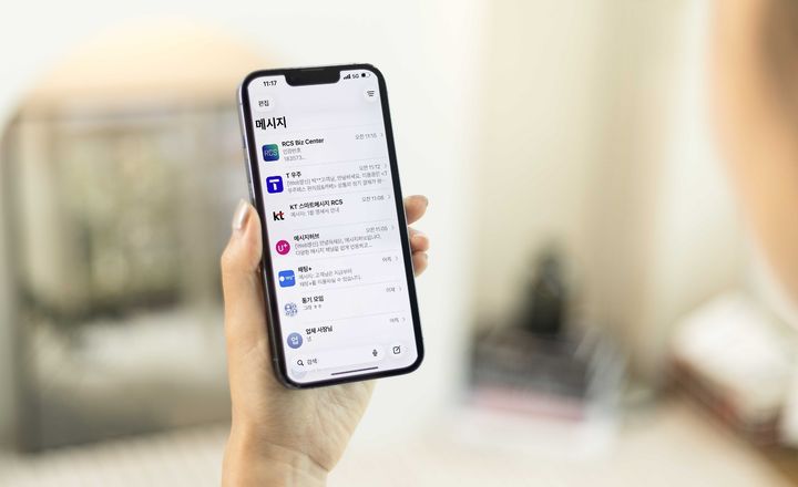 [서울=뉴시스] SK텔레콤, KT, LG유플러스 등 이동통신 3사는 아이폰 RCS(Rich Communication Services) 기업 메시징을 정식 서비스로 전환했다. (사진=LGU+ 제공) *재판매 및 DB 금지