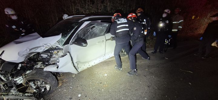 [태안=뉴시스] 21일 오전 12시44분께 충남 태안군 근흥면 용신리 편도 1차로를 달리던 승용차가 전신주를 들이 받아 현장에 출동한 소방대원이 구조에 나서고 있다. (사진=태안소방서 제공) 2026.01.21. photo@newsis.com *재판매 및 DB 금지