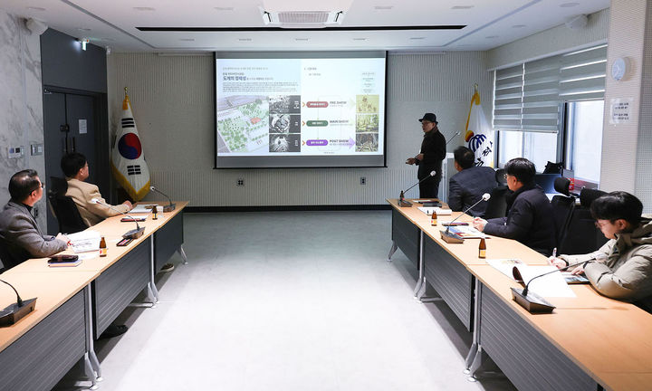 삼척시는 지난 20일 박상수 삼척시장과 관계자 등이 참석한 가운데 탄광미디어전시관 전시부문 기획 및 디자인 용역 중간보고회를 개최하고 있다.(사진=삼척시 제공) *재판매 및 DB 금지