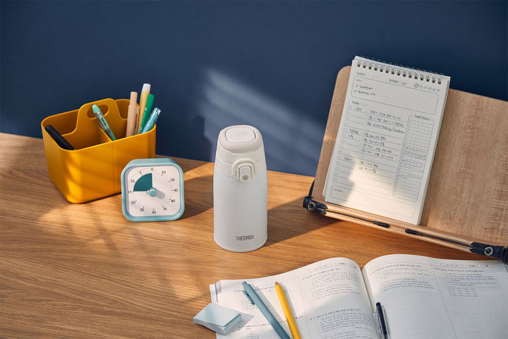 [서울=뉴시스] 써모스의 '캐리 루프 원터치 텀블러' (사진=써모스 제공) 2026.01.21. photo@newsis.com *재판매 및 DB 금지