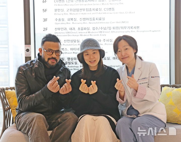 [서울=뉴시스] 주치의 박희진 강남차여성병원 교수(오른쪽)와 럭키 부부 기념사진. (사진= 강남차여성병원 제공) 