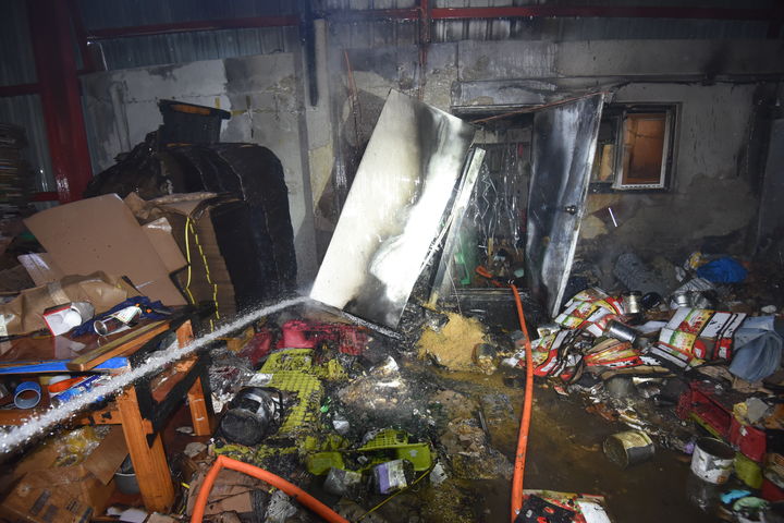 [대전=뉴시스] 지난 20일 오후 4시38분께 대전시 동구 성남동의 한 식료품 창고에서 방화 추정 불이 나 햔장에 출동한 소방대원들이 진화에 나서고 있다. (사진=대전동부소방서 제공) 2026.01.21.. photo@newsis.com *재판매 및 DB 금지