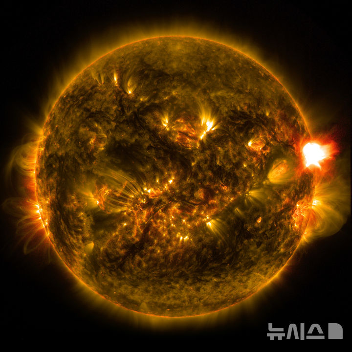 [NASA=AP/뉴시스]미 항공우주국(NASA)의 태양역학관측소가 촬영한 사진으로 12일 올해 첫 주의해야 할 수준의 태양흑점 폭발이 일어나고 있다. 흑점 폭발은 규모에 따라 1~5단계로 나뉘는데 이번 폭발은 이 중 중간급에 해당하는 것으로 전해졌다. 2015.01.14 