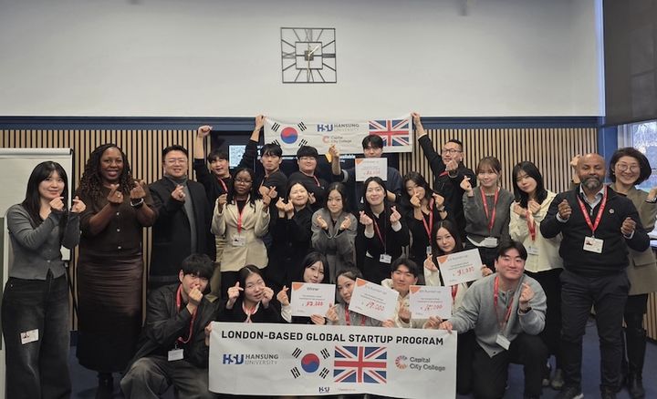 [서울=뉴시스] 한성대 '런던 글로벌 창업교육 프로그램 2기'의 참가자들이 기념 촬영을 하고 있다. (사진=한성대 제공) 2026.01.21. photo@newsis.com *재판매 및 DB 금지