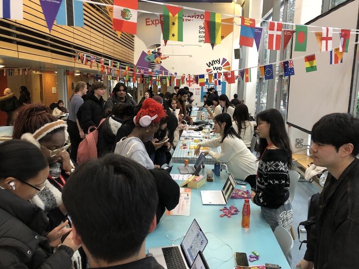 [서울=뉴시스] 프로그램 참가자들이 '마켓 테스트'를 진행하고 있다. (사진=한성대 제공) 2026.01.21. photo@newsis.com *재판매 및 DB 금지