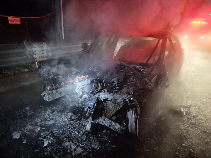 [부여=뉴시스] 21일 오전 6시3분께 서천공주고속도로 공주방향 부여백제휴게소 인근을 달리던 승용차에서 불이 나 25분 만에 진화됐다. (사진=부여소방서 제공) 2026.01.21. photo@newsis.com *재판매 및 DB 금지