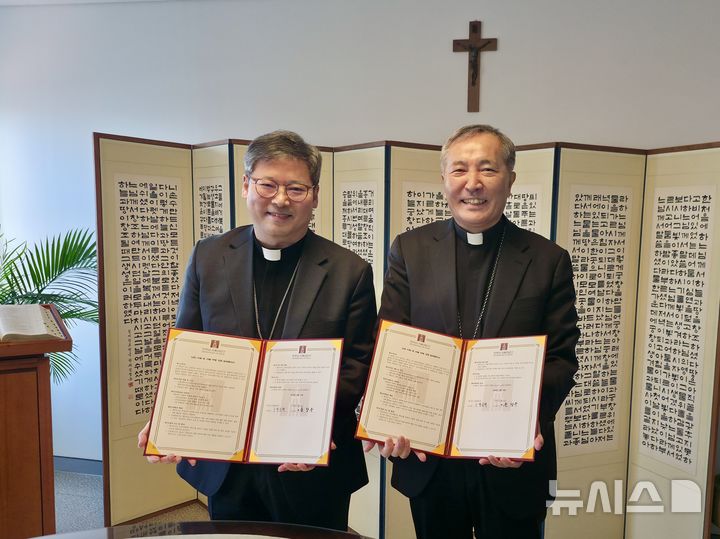 [서울=뉴시스]천주교 서울대교구장 정순택 대주교(왼쪽)과 제주교구장 문창우 주교가 14일 제주 지역 난민 지원 자립 역량 강화를 위한 업무협약을 체결하고 기념촬영을 하고 있다. 천주교 서울대교구 제공.
