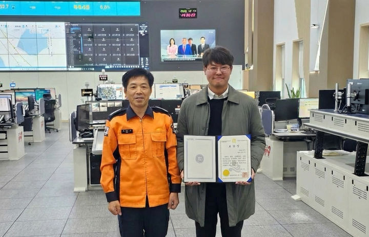 [서울=뉴시스] 파이오링크가 전남소방본부 소방 정보통신 통합망을 자사 네트워크 제품으로 구축하고 국산 장비만으로 안정적 인프라 운영에 기여한 공로로 전라남도지사 표창을 받았다고 21일 밝혔다. 박호진 부장(오른쪽)이 도지사 표창 수상 후 전남소방본부 통합관제센터에서 기념촬영 하고 있다. (사진=파이오링크 제공) *재판매 및 DB 금지