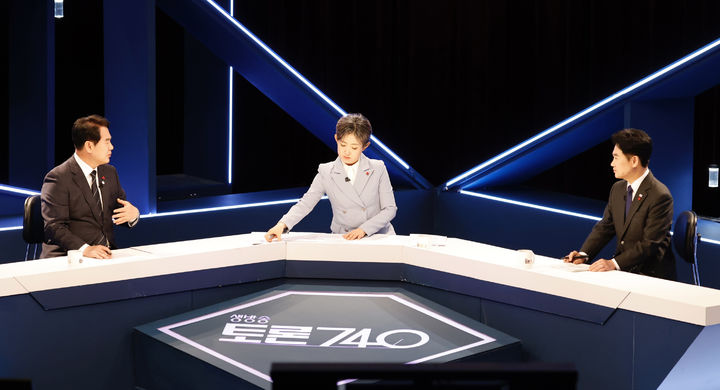 [광주=뉴시스] 이정선 광주시교육감(왼쪽)과 김대중 전남도교육감이 지난 20일 오후 KBS광주방송총국 생방송 토론에 참석해 교육통합을 논의하고 있다. 2026.01.20. (사진=광주시교육청 제공) photo@newsis.com *재판매 및 DB 금지