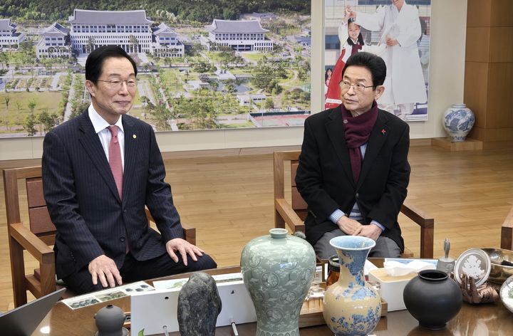 [안동=뉴시스] 임종식 경북교육감(왼쪽)이 21일 오전 경북도청에서 이철우 지사와 만나 행정통합 관련 교육자치 확보방안에 대한 논의를 하고 있다. (사진=경북도 제공) 2026.01.21. sprimg@newsis.com *재판매 및 DB 금지