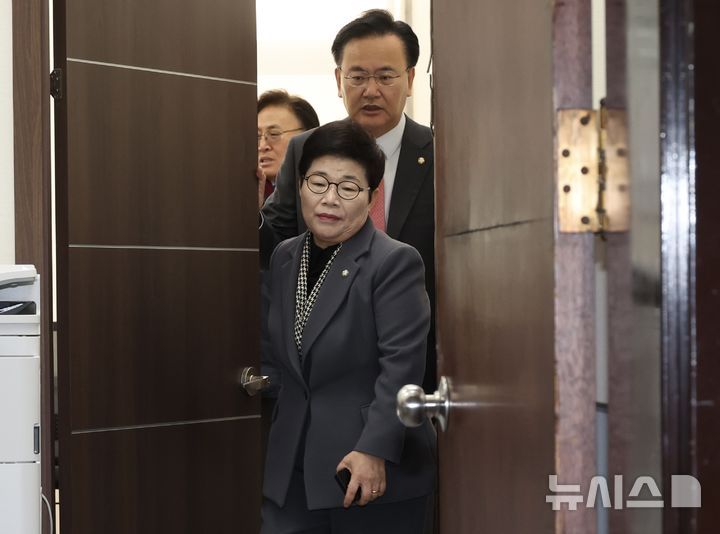 [서울=뉴시스] 조성봉 기자 = 임이자 국회 재정경제기획위원장이 21일 오전 서울 여의도 국회에서 유상범 원내운영수석부대표 등과 '이혜훈 기획예산처 장관 후보자 청문회’ 등 현안 관련 논의를 마치고 밖으로 나서고 있다. 2026.01.21. suncho21@newsis.com