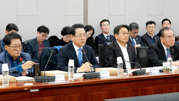 [서울=뉴시스] 김영록 전남지사가 21일 서울 국회의원회관에서 열린 광주·전남 행정통합 특별법 검토 제2차 조찬 간담회에서 지역 국회의원들과 특별법에 대해 논의하고 있다. (사진 = 전남도 제공). 2026.01.21. *재판매 및 DB 금지