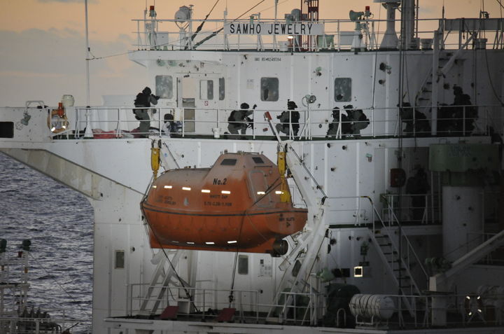 [부산=뉴시스] 2011년 1월21일 '아덴만 여명작전' 당시 삼호주얼리호 선미를 등반 중인 해군특전대원들의 모습. (사진=해군작전사 제공) 2026.01.21. photo@newsis.com&nbsp; *재판매 및 DB 금지