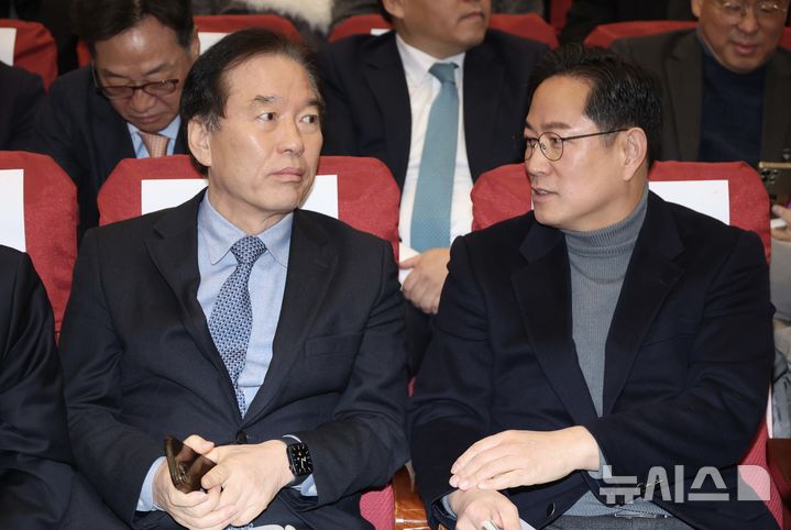 [서울=뉴시스] 조성봉 기자 = 국회 재정경제기획위원회 여야 간사인 정태호 더불어민주당 의원과 박수영 국민의힘 의원이 21일 오전 서울 여의도 국회 의원회관에서 열린 유산기부 활성화를 위한 한국의 ‘레거시 텐(Legacy 10)’ 제도 도입에 관한 정책 토론회에서 대화를 하고 있다.2026.01.21. suncho21@newsis.com