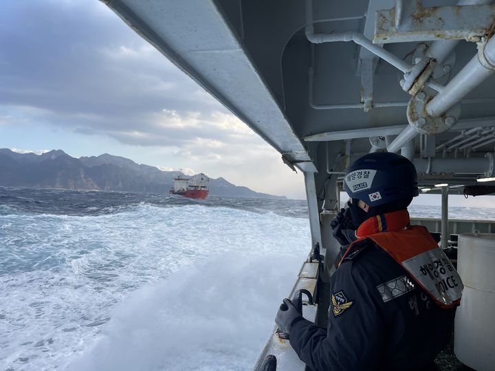 [동해=뉴시스] 지난 12일 기관고장으로 표류인중 6000톤급 러시아 선적 화물선이 울릉도 충돌상황에서 동해해경이 16시간의 사투끝에 안전하게 예인하고 있는 모습.(사진=동해해경청 제공)photo@newsis.com *재판매 및 DB 금지