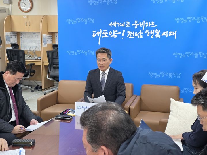 [무안=뉴시스] 구용희 기자 = 전남도 유덕규 농축산식품국장이 21일 전남도청 기자실에서 지난 달 정리추경에서 감액조정됐던 벼 경영안정대책비에 대해 설명하고 있다. 2026.01.21. persevere9@newsis.com *재판매 및 DB 금지