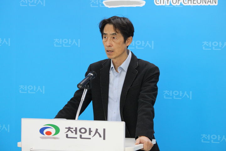 [천안=뉴시스] 더불어민주당 소속의 전옥균 이웃사촌무료법률사무소장이 21일 천안시청에서 기자회견을 열고 자신이 시장이 된다면 펼칠 정책에 대해 설명하고 있다. 2026.01.21 ymchoi@newsis.com *재판매 및 DB 금지