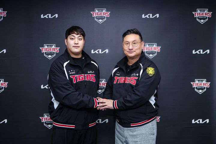 [서울=뉴시스] 조상우(왼쪽)와 심재학 KIA 타이거즈 단장이 21일 프리에이전트(FA) 계약을 체결한 뒤 기념 사진을 찍고 있다. (사진=KIA 타이거즈 제공) 2026.01.21. *재판매 및 DB 금지