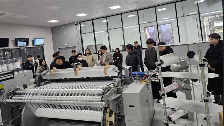 대구지역 섬유·패션산업 재직자들이 한국섬유개발연구원 마이크로팩토리 제조혁신 ABB센터에 구축된 장비를 견학하고 있다. *재판매 및 DB 금지