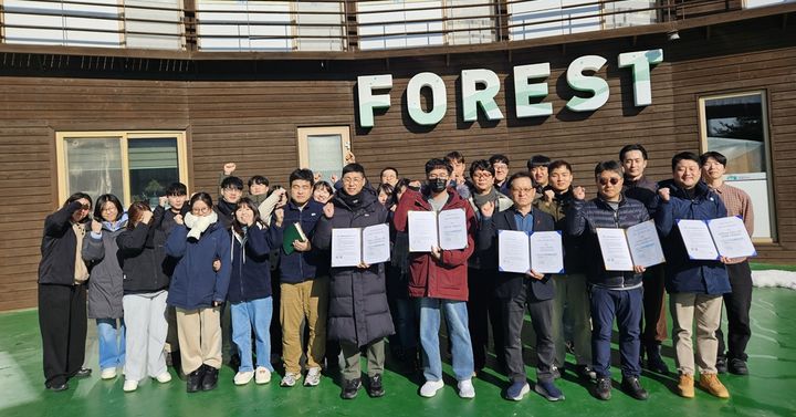 [횡성=뉴시스] 숲체원 직원들이 올해 반부패·청렴 서약식에서 청렴한 공직사회 구현을 위해 솔선수범을 다짐하고 있다. (사진=국립횡성숲체원 제공) 2026.01.21. photo@newsis.com *재판매 및 DB 금지