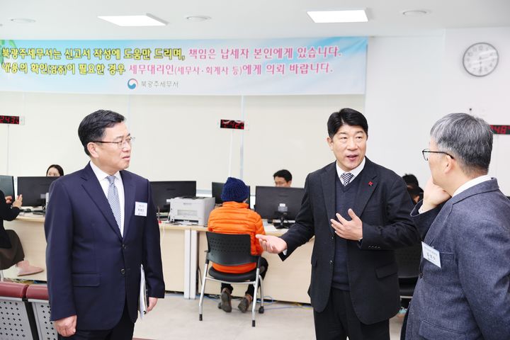 [광주=뉴시스] 김학선 광주지방국세청장은 지난 20일 부가가치세 확정신고 기간을 맞아 북광주세무서 신고센터를 현장 방문했다. (사진=광주국세청 제공). 2026.01.21. photo@newsis.com *재판매 및 DB 금지