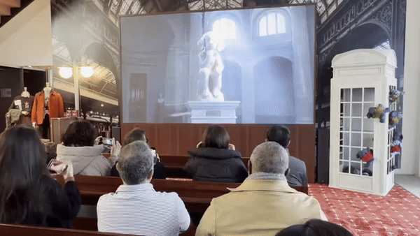 [서울=뉴시스] 헤지스 2026년 가을·겨울 시즌(26FW) 글로벌 수주회에서 러시아 인도 등의 글로벌 바이어들이 AI 영상을 감상하고 있다. (사진=뉴시스) *재판매 및 DB 금지