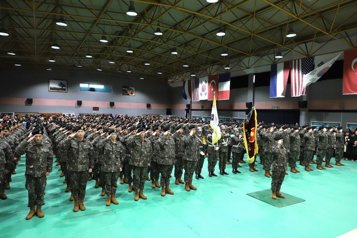 [원주=뉴시스] 이덕화 기자 = 21일 육군 36사단 백호 신병교육대대 수료식이 열린 가운데 신병들이 부모님을 향해 거수 경례를 하고 있다. 2026.02.21. wonder8768@newsis.com&nbsp; *재판매 및 DB 금지