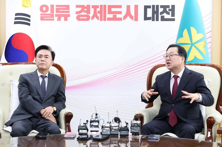 [대전=뉴시스]이장우 대전시장과 김태흠 충남지사. (사진=대전시청 제공) 2026. 01. 21 photo@newsis.com *재판매 및 DB 금지