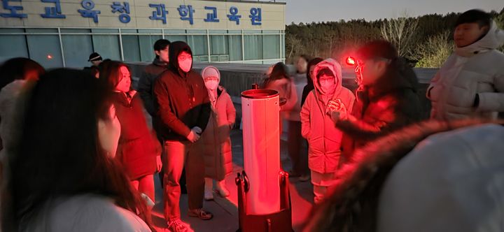 [진주=뉴시스] 경남과학교육원 '초중등 과학교사 야간 천체관측 연수'. (사진=경남과학교육원 제공) 2026.01.21. photo@newsis.com *재판매 및 DB 금지