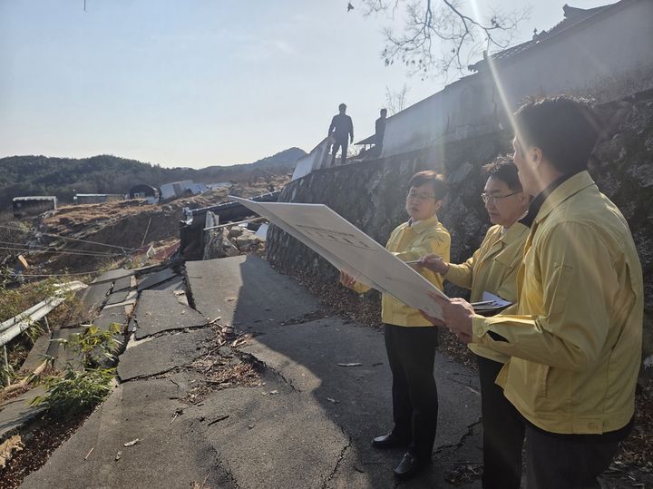 [산청=뉴시스] 성흥택 산청부군수 상능마을 현장 점검 (사진=산청군 제공) 2026. 01. 21. photo@newsis.com *재판매 및 DB 금지