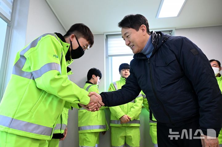 [서울=뉴시스]오세훈 서울시장이 21일 오전 중구 '고운자리'를 찾아 환경공무관들을 격려하고 있다.