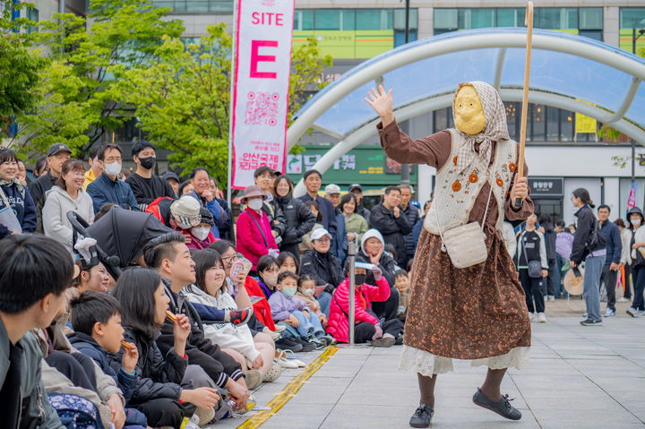 [안산=뉴시스]2025년 제21회 안산국제거리극축제 국내공식 참가작 '찰칵찰칵'의 공연(사진=안산문화재단 제공)2026.01.21.photo@newsis.com *재판매 및 DB 금지