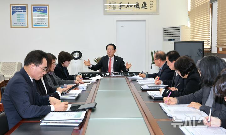 [괴산=뉴시스] 송인헌 충북 괴산군수가 21일 민선8기 공약 및 주요현안사업 추진상황 보고회를 주재하고 있다. (사진= 괴산군 제공) 2026.01.21. photo@newsis.com *재판매 및 DB 금지