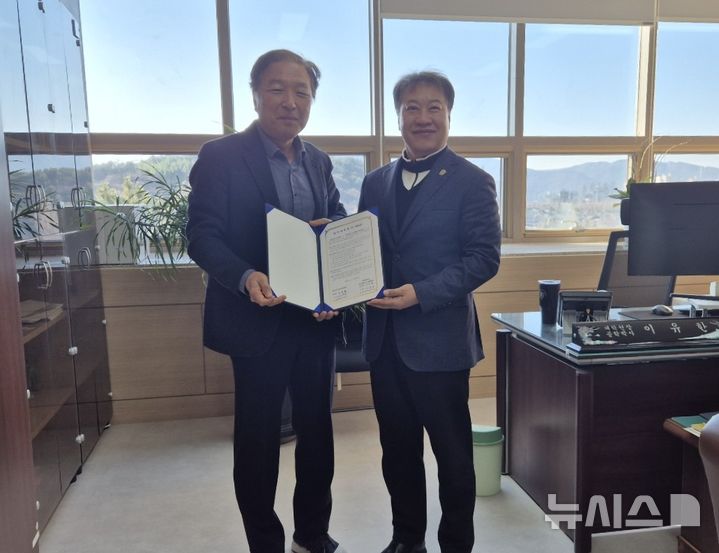 [창원=뉴시스]국립창원대 원자력에너지융합센터 이유한(오른쪽) 센터장이 21일 센터장실에서 창원진로교육지원센터 안병철 센터장과 지역 청소년들 진로 역량 강화 및 미래 에너지 분야 인재 양성을 위한 업무협약을 체결하고 있다.(사진=국립창원대 제공) 2026.01.21. photo@newsis.com