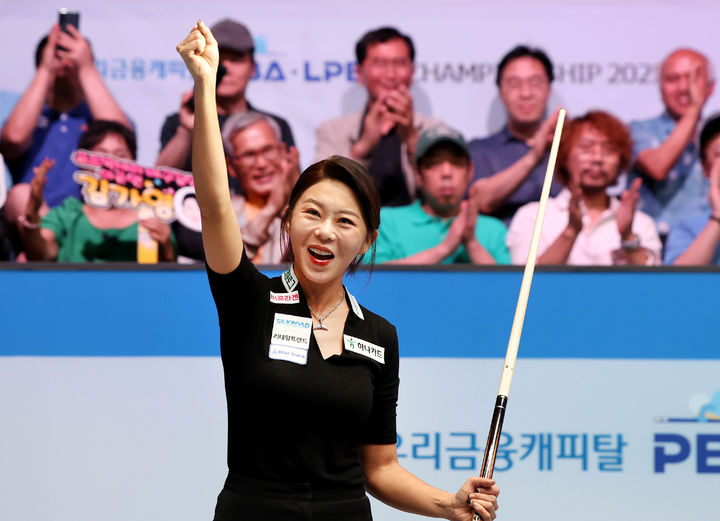 [서울=뉴시스] 프로당구 하나카드 김가영, '제37회 윤곡 김운용 여성체육대상'서 대상 수상. (사진=프로당구협회 제공) *재판매 및 DB 금지
