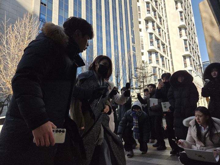 [서울=뉴시스] 김윤영 수습기자 = 김병기 의원의 공천헌금 연루 의혹으로 수사를 받고 있는 이지희 동작구의회 부의장이 21일 오후 서울 마포구 서울경찰청 광역수사단 청사에 출석하고 있다. 2026.01.21. youn@newsis.com *재판매 및 DB 금지