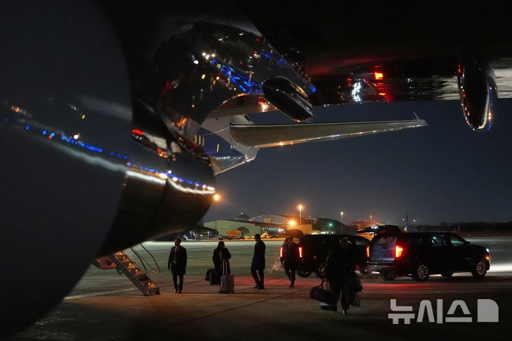 다보스行 트럼프 전용기, '전기문제'로 긴급 회항…예비기로 출국