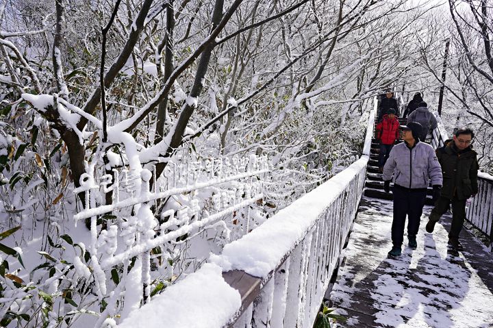 [해남=뉴시스]눈내린 해남 두륜산. (사진=해남군 제공) 2026.01.21. photo@newsis.com *재판매 및 DB 금지