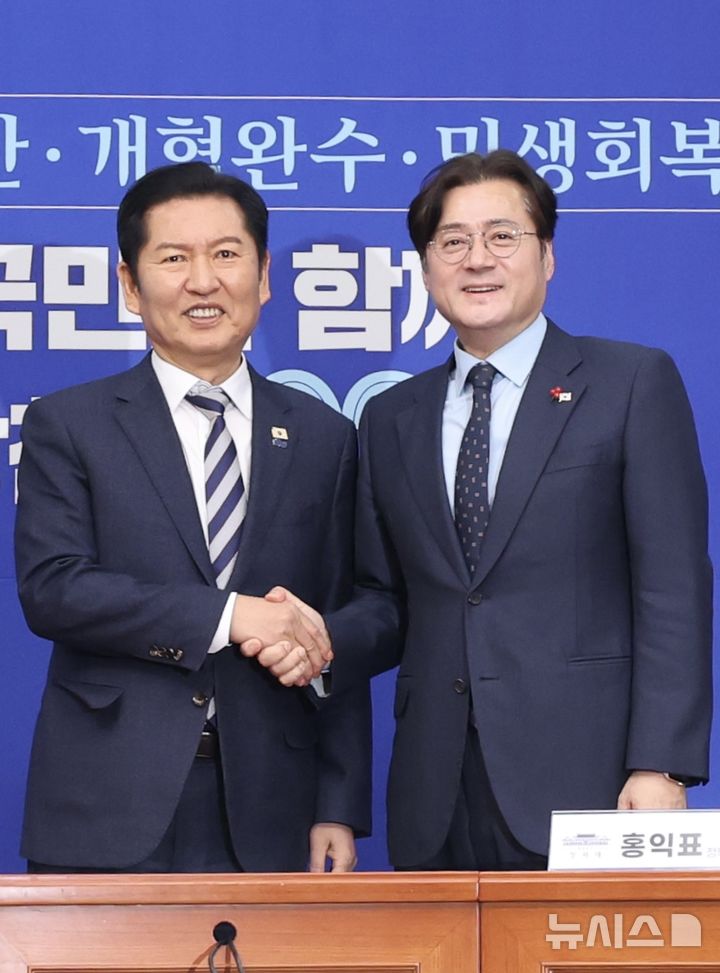 [서울=뉴시스] 조성봉 기자 = 정청래 더불어민주당 대표가 21일 오후 서울 여의도 국회에서 홍익표 대통령비서실 정무수석을 접견하며 악수를 하고 있다. 2026.01.21. suncho21@newsis.com