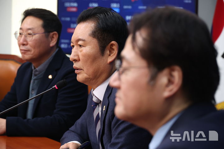 [서울=뉴시스] 조성봉 기자 = 정청래 더불어민주당 대표가 21일 오후 서울 여의도 국회에서 홍익표 대통령비서실 정무수석을 접견하며 인사말을 하고 있다. 2026.01.21. suncho21@newsis.com