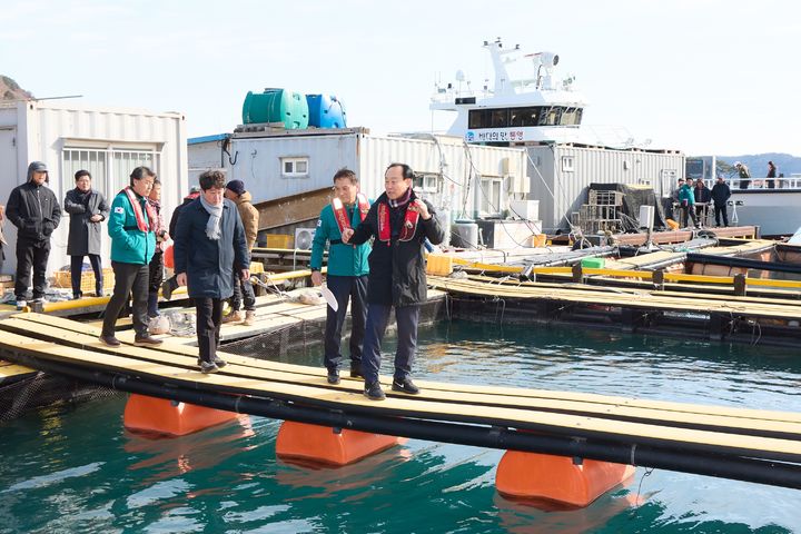 [통영=뉴시스] 신정철 기자= 경남 통영시는 겨울철 한파로 인한 저수온 피해를 사전 예방하기 위해 어류 폐사가 우려되는 관내 어류 가두리 양식장에 방문·현장 점검 등을 시행하며 선제적 대응에 나섰다고 21일 밝혔다.사진은 지난 20일 천영기 시장 등 관계자들이 가두리양식장을 점검하고 있는 모습.(사진=통영시 제공).2026.01.21. photo@newsis.com *재판매 및 DB 금지