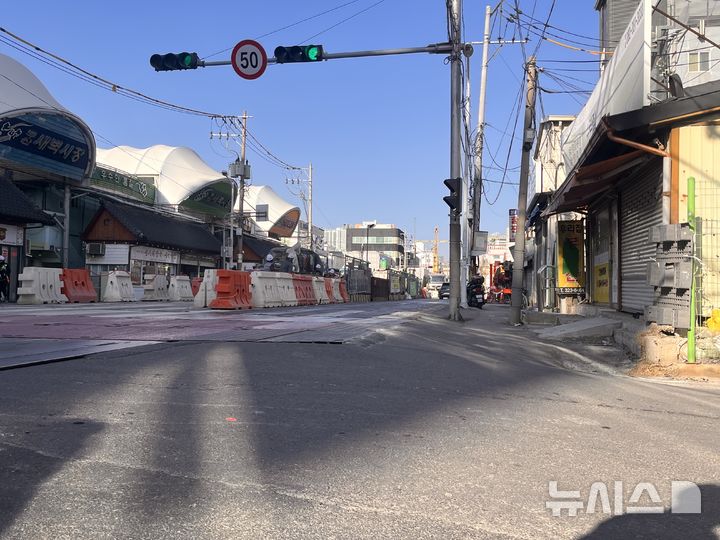 [부산=뉴시스] 진민현 기자 = 부산 사상~하단선 공사 구간 인근 새벽시장 앞 도로에서 원래 평탄하던 도로가 지반 침하로 한쪽이 내려앉으면서 뚜렷한 고저차가 발생한 모습. 해당 도로에서는 지난해 8월 대형 땅꺼짐(씽크홀)이 발생했다. 2026.01.19. truth@newsis.com